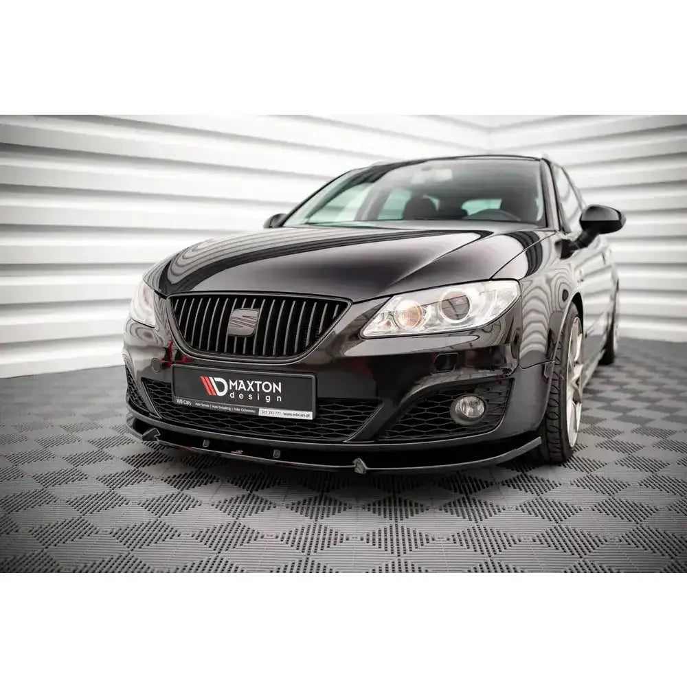 Frontsplitter på Seat Exeo 08-13 med Maxton Design-logo, sett fra venstre front i lyst rom.