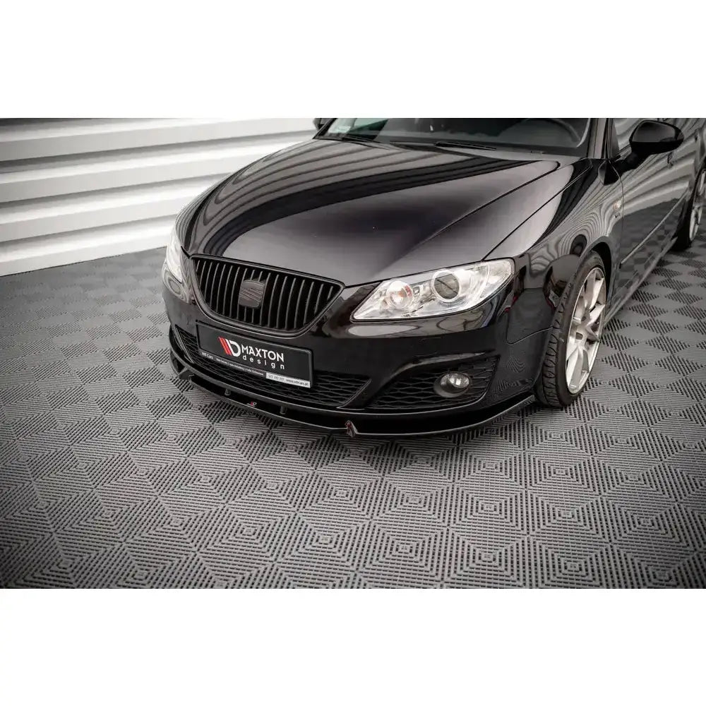 Front lip på svart Seat Exeo 08-13 med sølvfelger, viser blank frontleppe og detaljer på støtfanger.