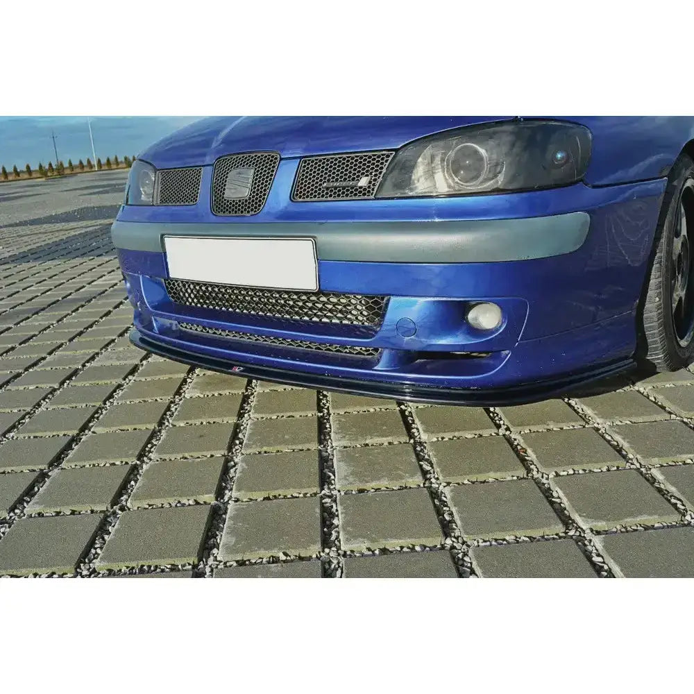 Frontleppe til Seat Ibiza Mk2 Facelift Cupra, montert på blå bil med sort leppe og nettinggrill.
