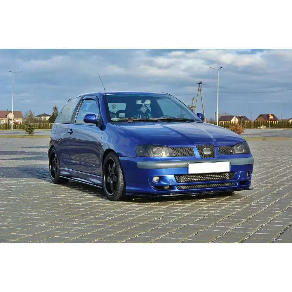 Frontspoiler på blå Seat Ibiza Mk2 Facelift Cupra med mørke felger, sett fra skrått frontperspektiv.