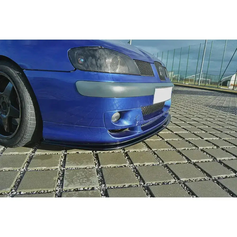 Frontsplitter til Seat Ibiza Mk2 Facelift Cupra, nærbilde av blå bil med svart frontleppe og felg.