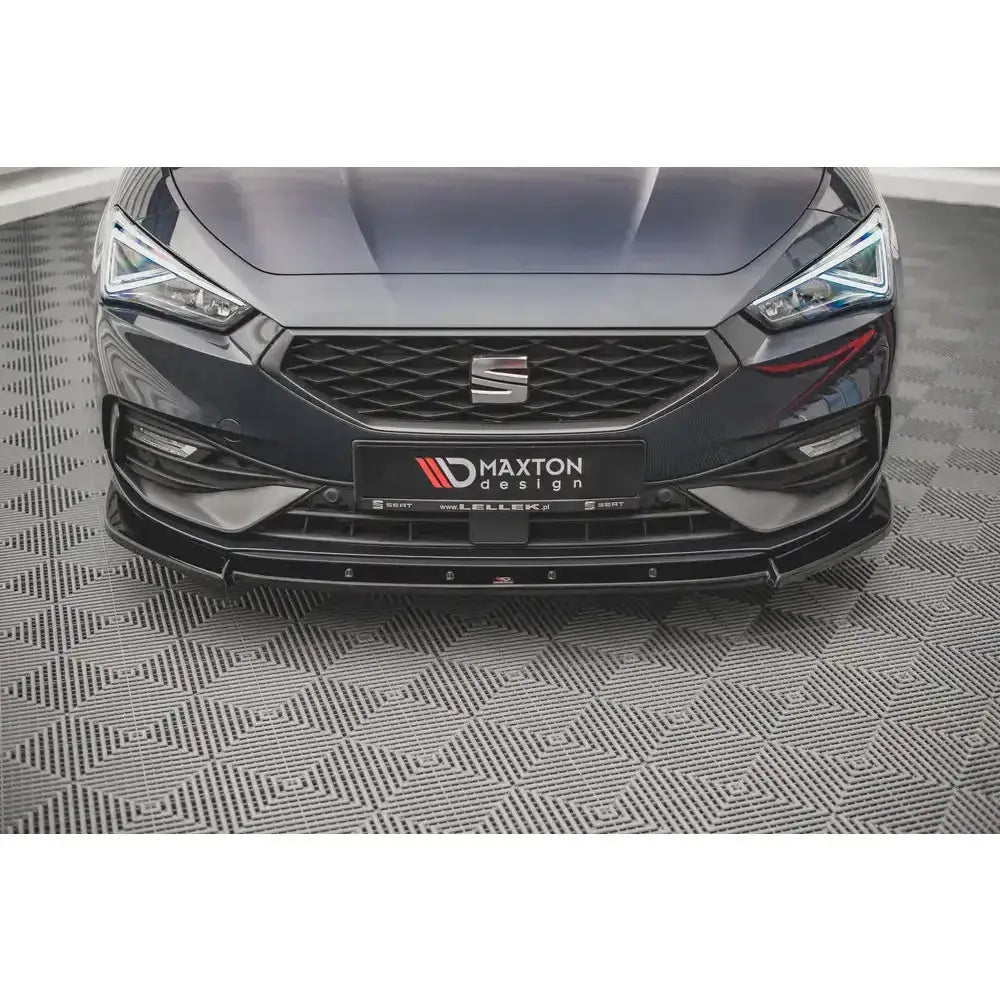 Frontsplitter til Seat Leon FR Mk4 V.1 i sort blank plast montert under støtfanger, sett rett forfra.