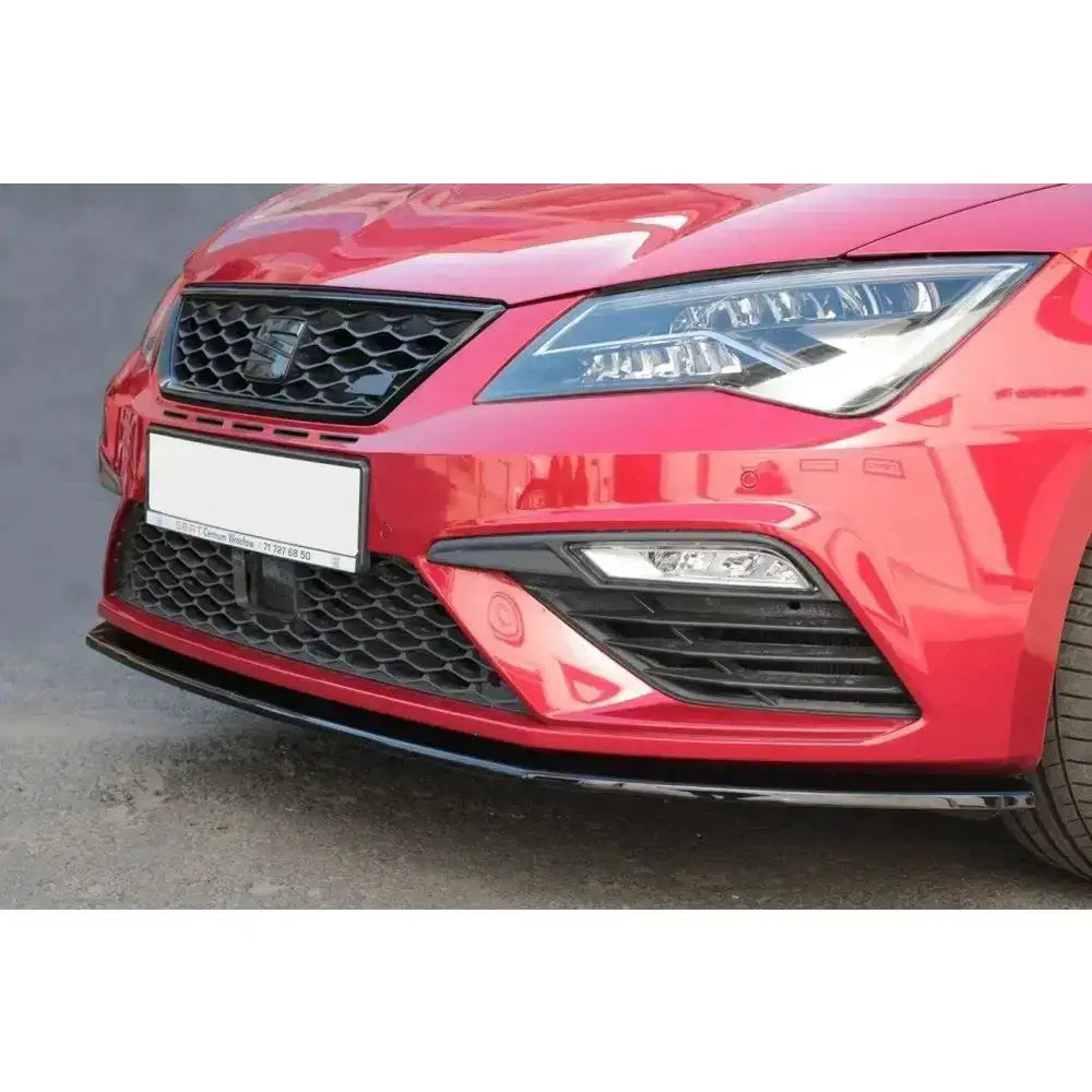 Frontspoiler til Seat Leon Mk3 Cupra FR V.1, nærbilde montert under rød bils frontfanger.