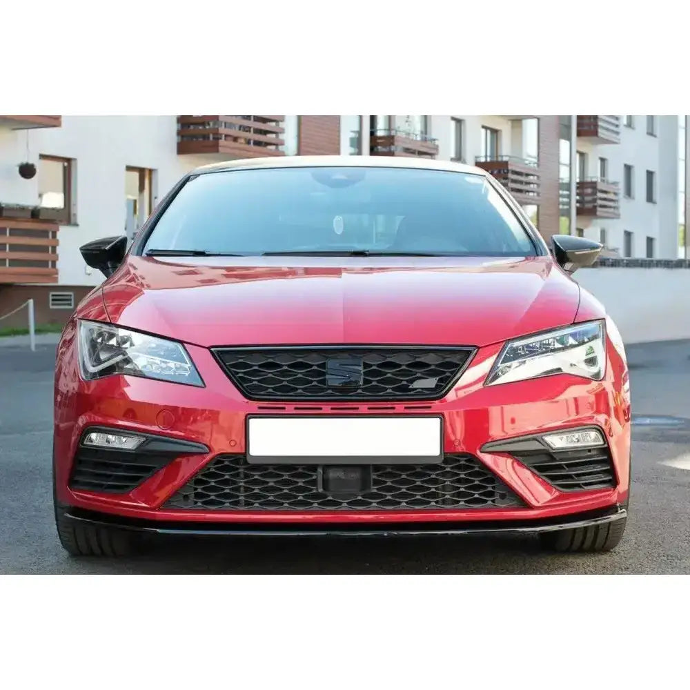 Frontsplitter på rød Seat Leon Mk3 Cupra med LED-frontlykter og sort grill, fotografert utendørs.
