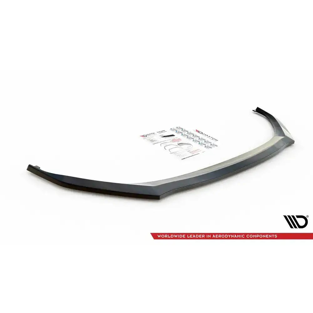 Front splitter til Skoda Enyaq iV, svart plastdel sett ovenfra med monteringsdeler og instruksjoner.