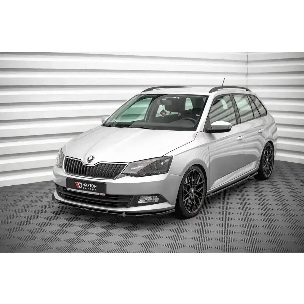 Frontspoiler på Skoda Fabia Mk3 14-19 med sorte felger, fotografert innendørs mot hvit vegg.