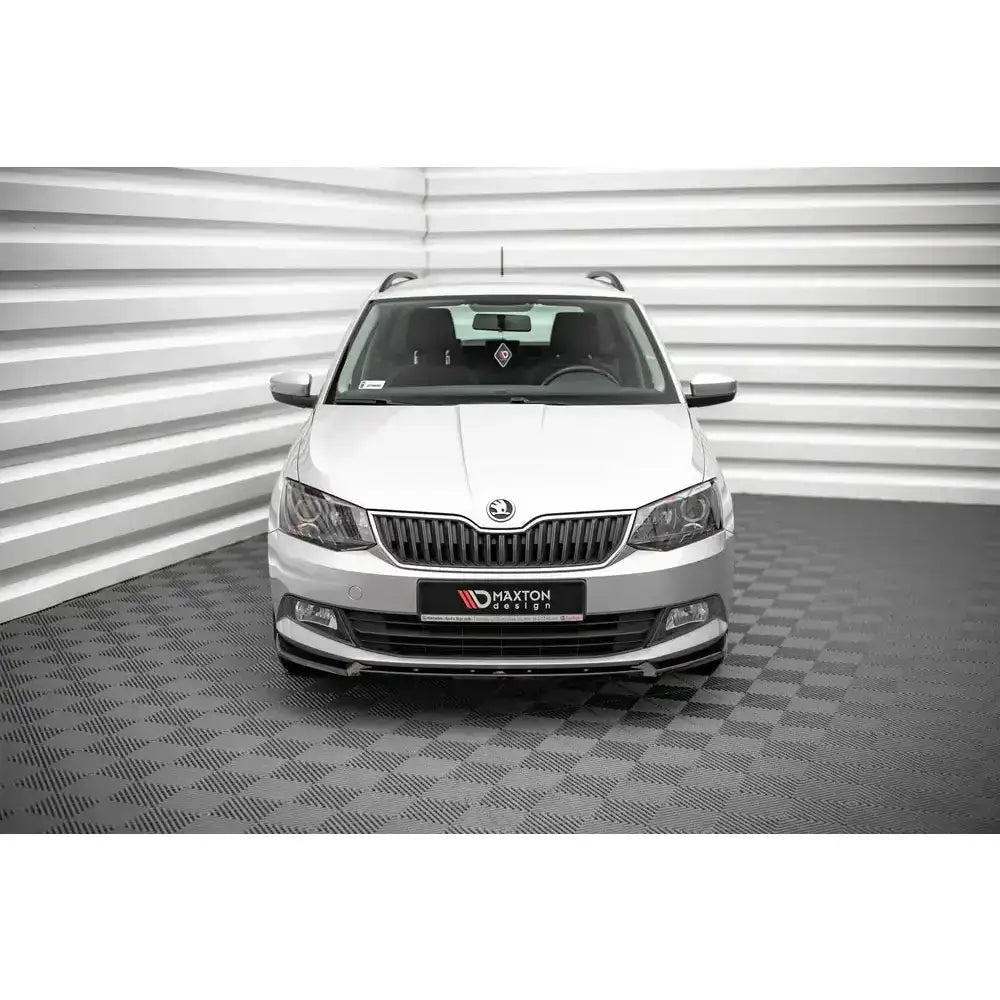Frontsplitter på Skoda Fabia Mk3 14-19, sett forfra med svarte detaljer i grill og lykter.