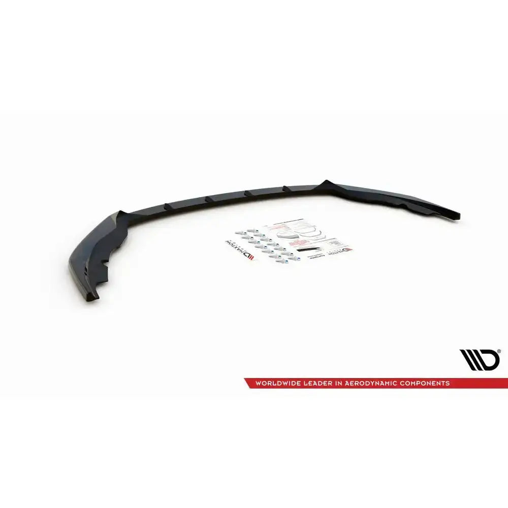 Front splitter til Skoda Fabia Mk3 V.1 sett ovenfra med monteringsutstyr og instruksjoner på hvit bakgrunn.