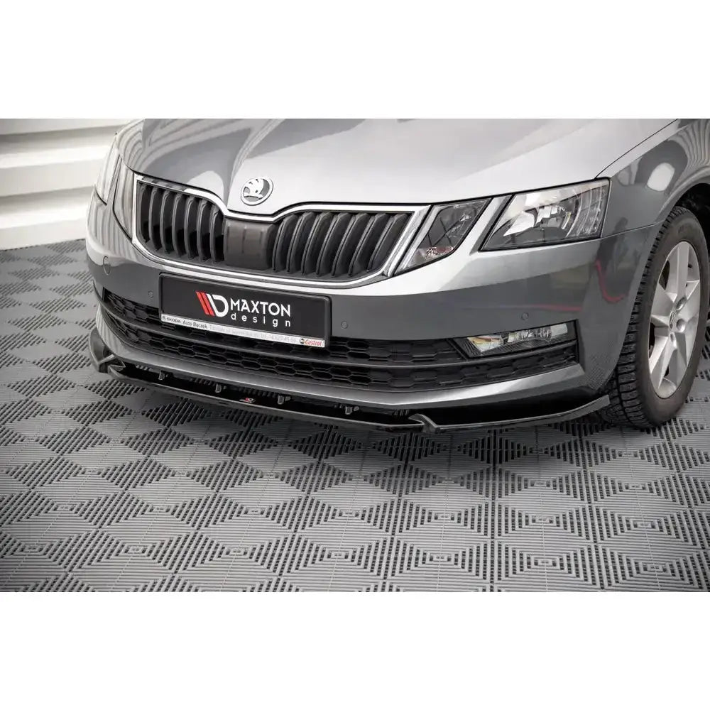 Frontsplitter til Skoda Octavia Mk3 Facelift montert på sølvfarget bil, sett fra skrå vinkel.