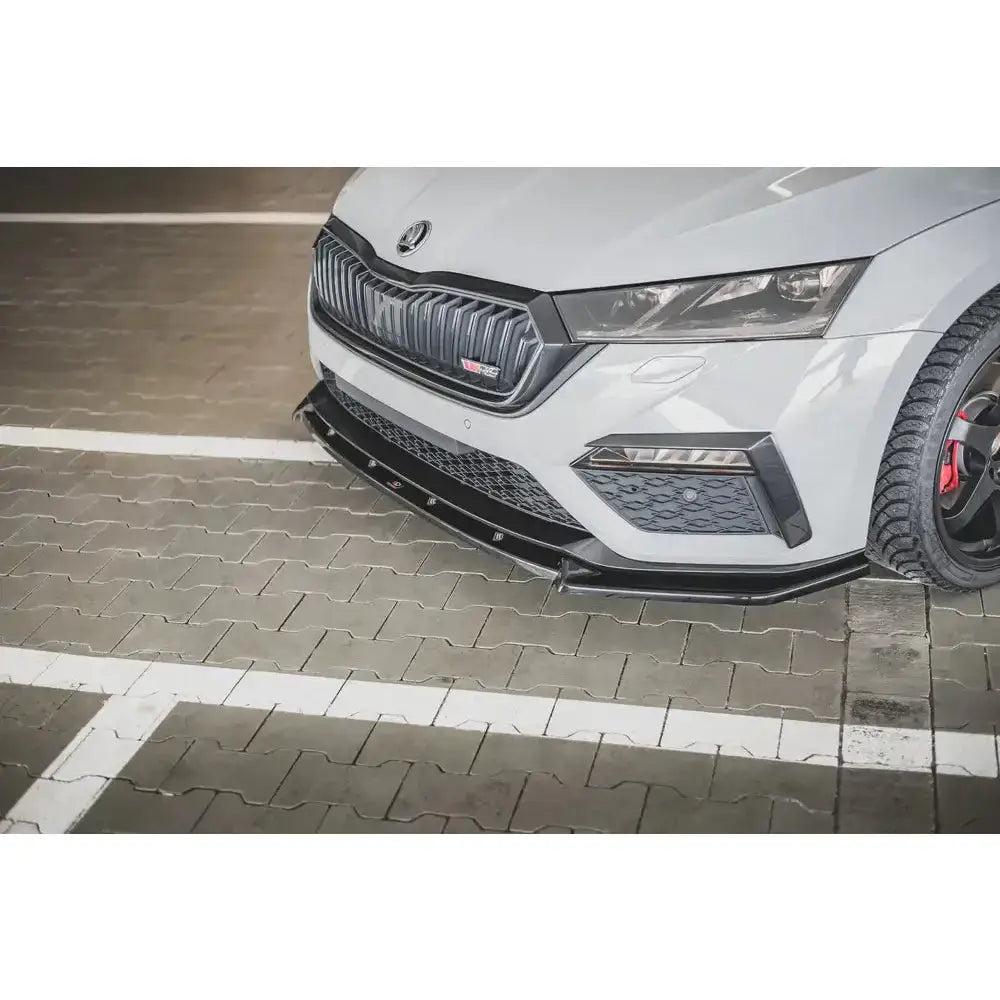 Front lip til Skoda Octavia RS Mk4 V.1, montert på hvit bil med sort spoiler og sporty detaljer.