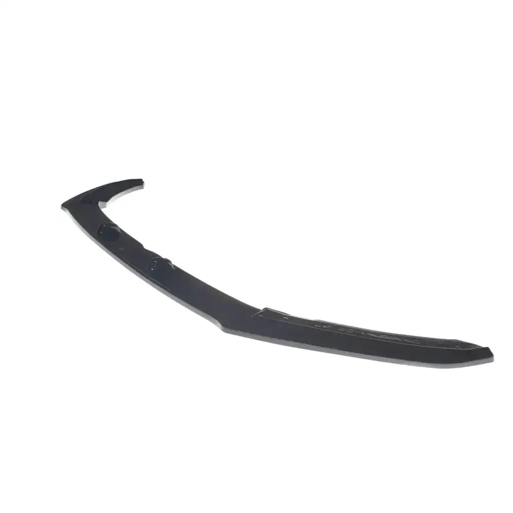 Front splitter Skoda Scala V.1 i sort plast, sett fra skrå sidevinkel mot hvit bakgrunn.