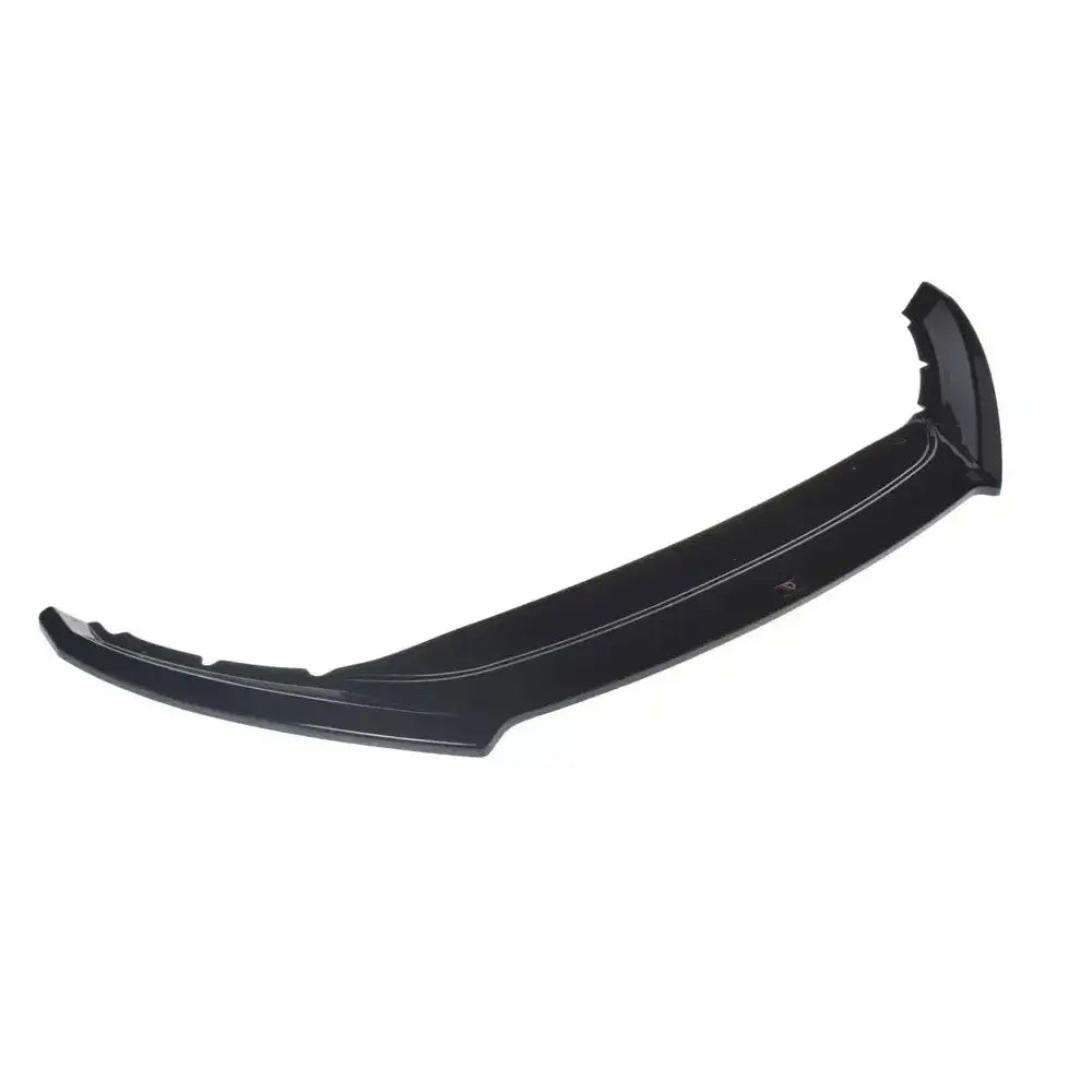Frontleppe til Skoda Superb Mk3 Fl i svart plast, buet design, vist fra skrå vinkel mot hvit bakgrunn.