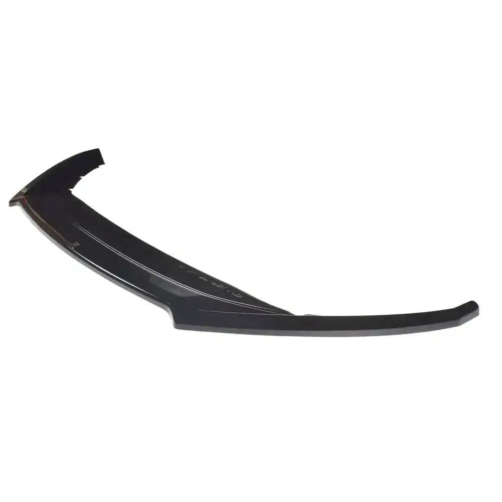 Frontspoiler til Skoda Superb Mk3 Fl, svart buet plast med markerte kanter sett fra siden.