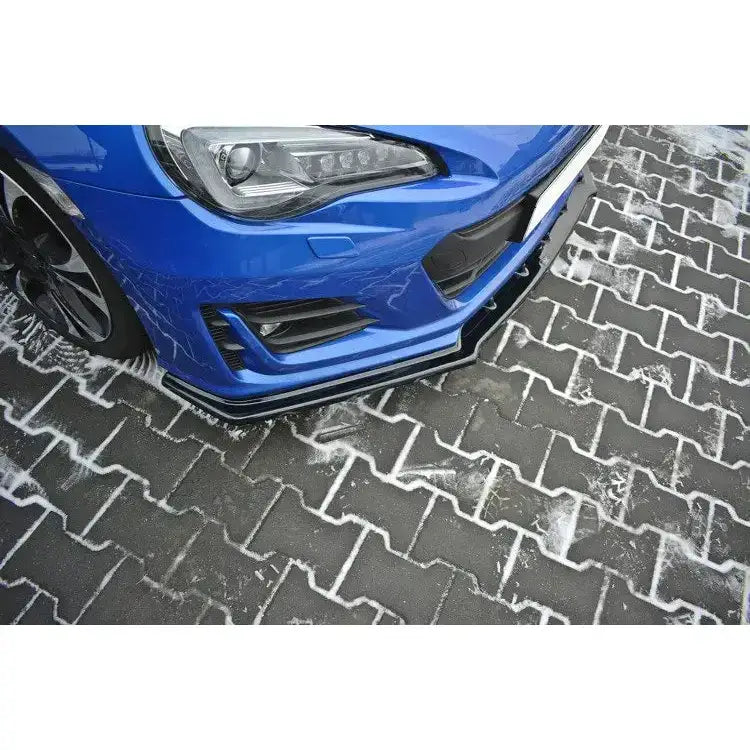 Frontsplitter på blå Subaru Brz Facelift V.1 sett skrått ovenfra på brostein med snø.
