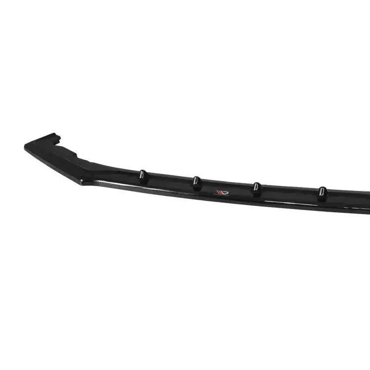 Front splitter til Subaru Brz Facelift V.1, sort blank plast med opphøyde fester og lite farget merke.
