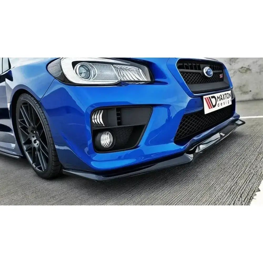 Front lip på Subaru Wrx Sti V.1 i blank sort plast med sporty design, nærbilde fra siden.