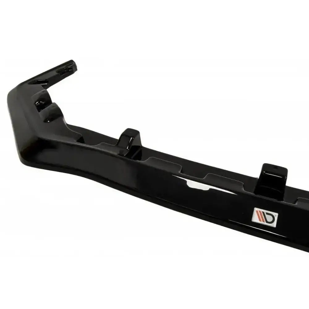 Frontspoiler til Subaru Wrx Sti V.1 i sort plast med blank finish, synlig logo og festepunkter.