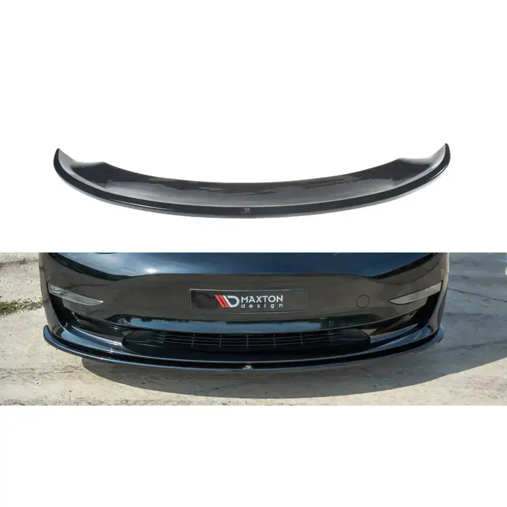 Frontleppe V.1 Tesla Model 3 i sort blank plast, montert på frontfanger sett rett forfra.