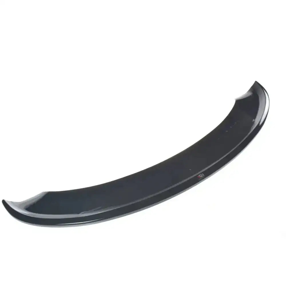 Front splitter til Tesla Model 3 V.1 i sort, blank finish sett skrått ovenfra mot hvit bakgrunn.