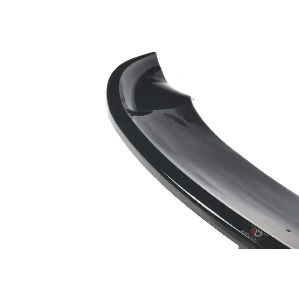 Frontspoiler til Tesla Model 3 V.1 med sort, blank finish sett fra skrå vinkel mot hvit bakgrunn.