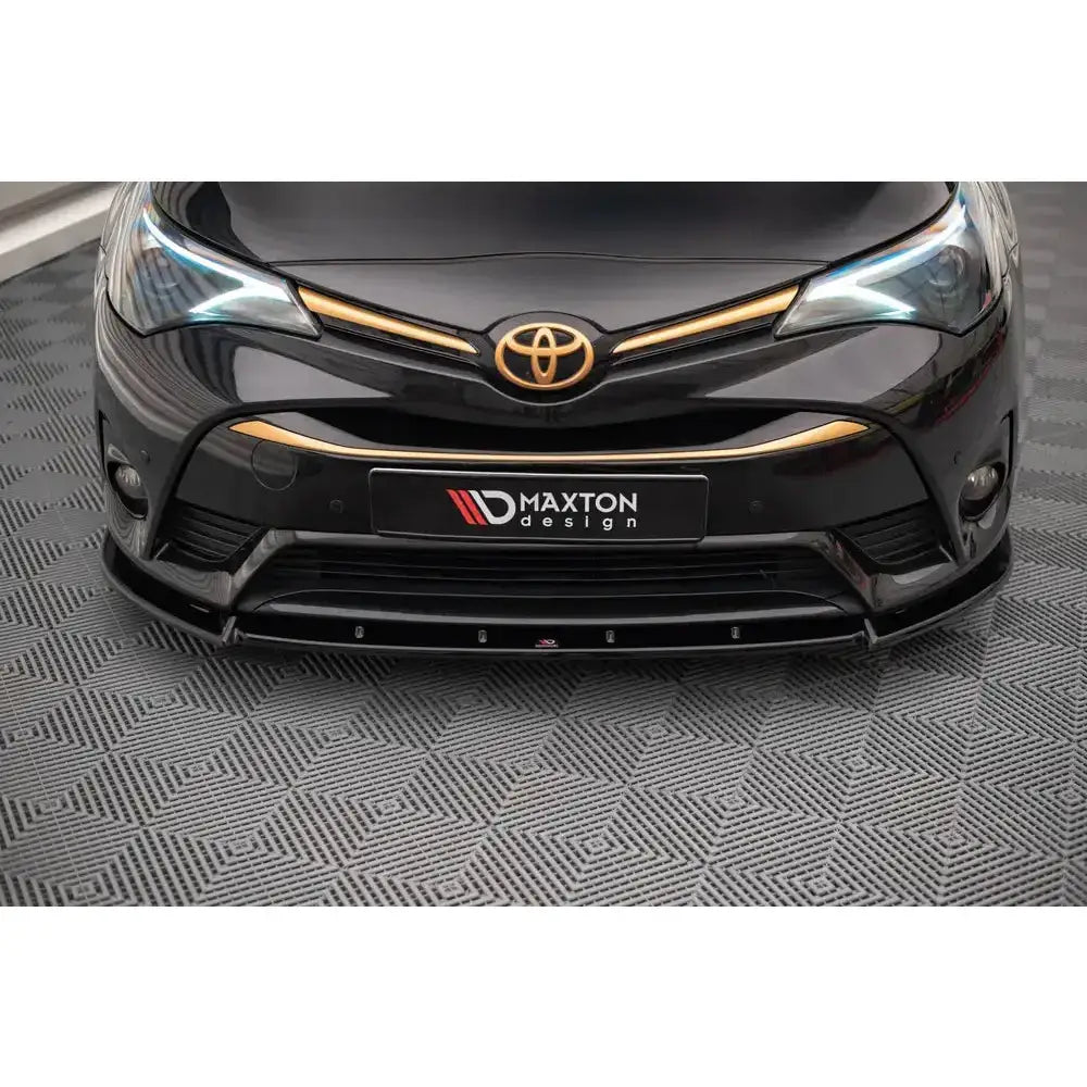 Frontsplitter til Toyota Avensis Mk3 Facelift 15-18 montert på sort bil med Maxton Design-logo.