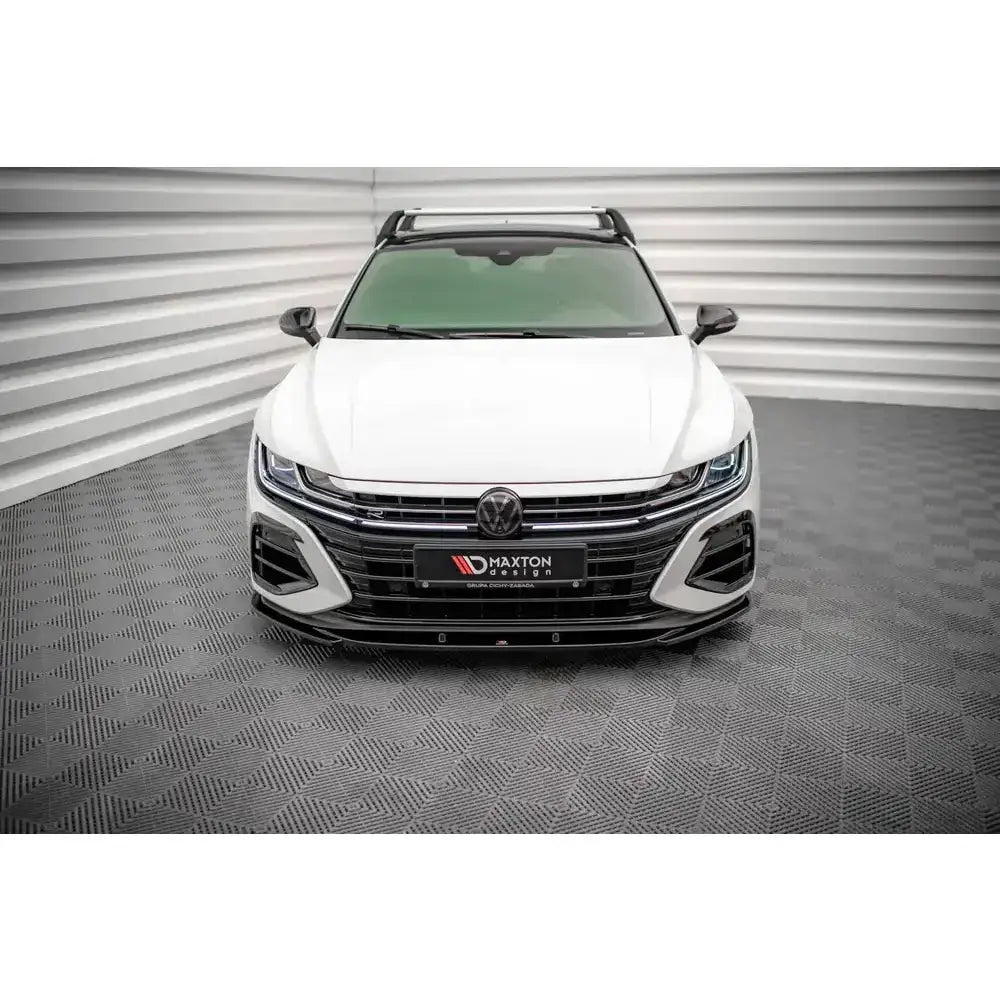 Frontspoiler på Volkswagen Arteon R 20- hvit bil sett forfra med mørk grill og takstativ.