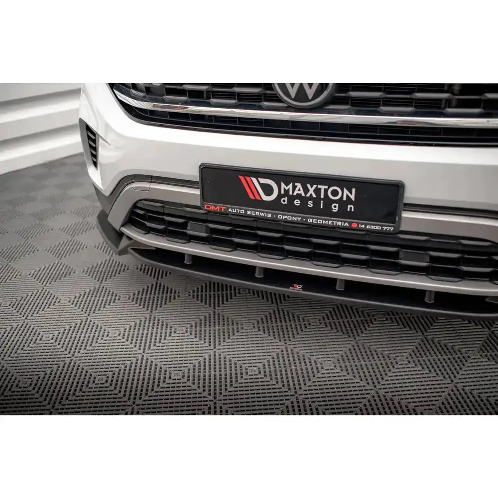 Frontsplitter til Volkswagen Atlas Cross Sport V.1, montert på bilens frontfanger med Maxton-logo.