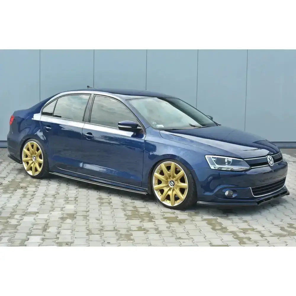 Front splitter på Volkswagen Jetta Mk6 sedan med gullfelger, senket understell og mørkeblå lakk.