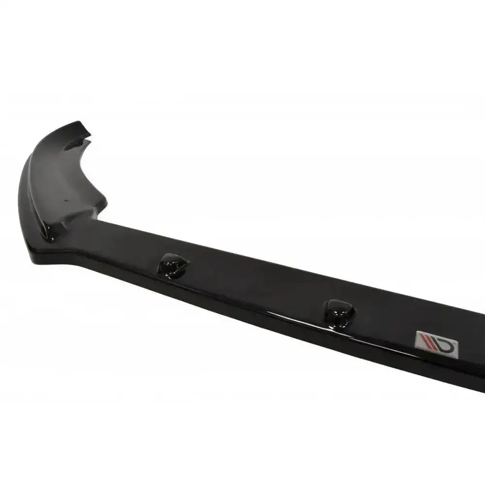 Frontspoiler til Volkswagen Jetta Mk6 V.1 i blank svart plast sett fra skrå vinkel med synlige festepunkter.