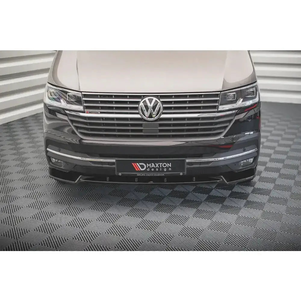 Frontspoiler på Volkswagen T6 Facelift med sølv grill og Maxton Design-logo på skiltet.
