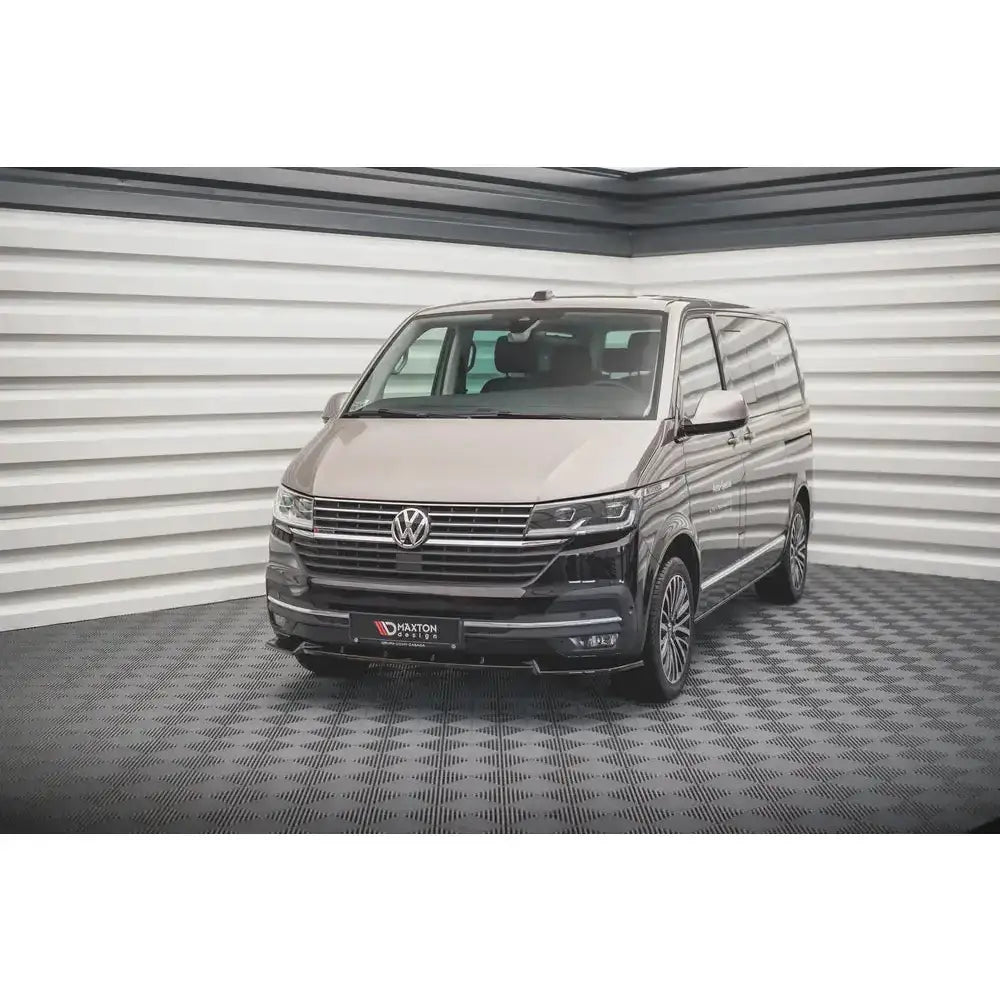 Frontsplitter på Volkswagen T6 Facelift 19- sett skrått forfra med kromdetaljer og store felger.