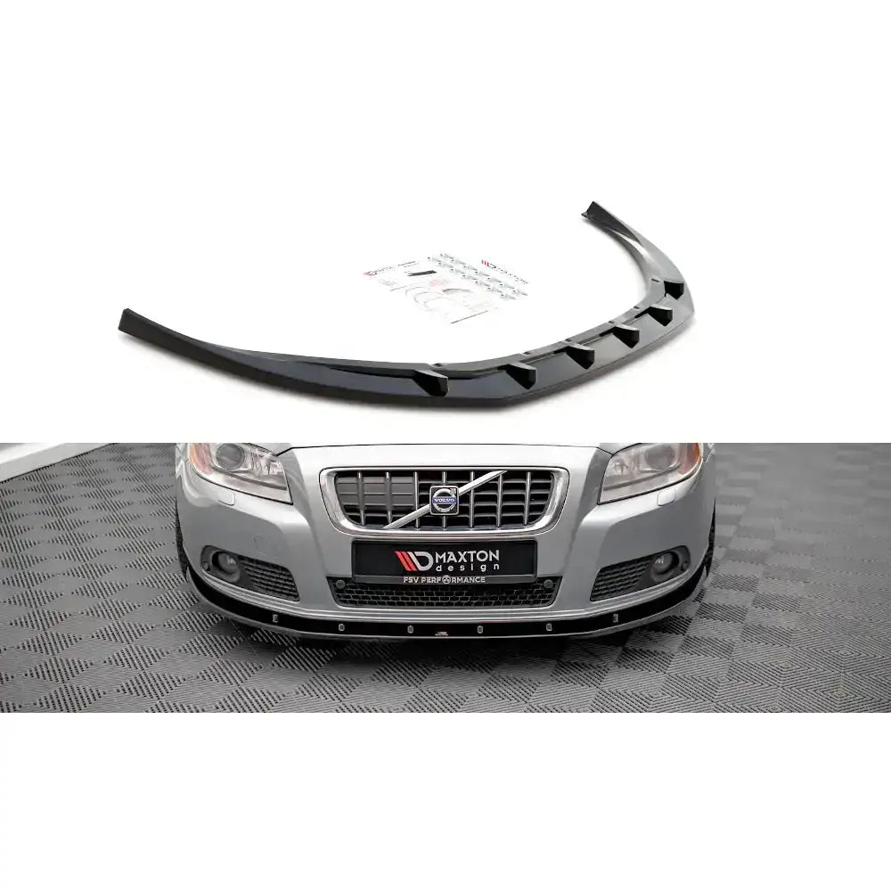 Frontleppe V.1 til Volvo V70 Mk3 07-13 i sort plast, vist fra skrå vinkel mot hvit bakgrunn.