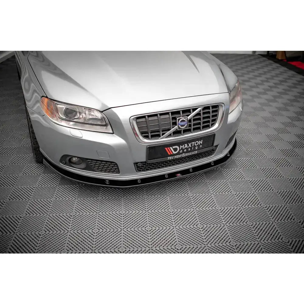Frontsplitter til Volvo V70 Mk3 V.1 montert under støtfanger, sett forfra med synlige festepunkter.