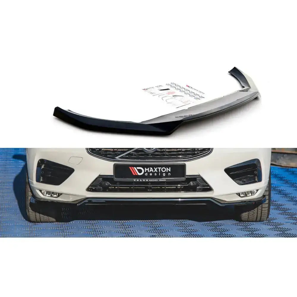Frontleppe V.1 Volvo XC60 Mk2 R-Design i sort plast montert på hvit bil, sett forfra med blått underlag.