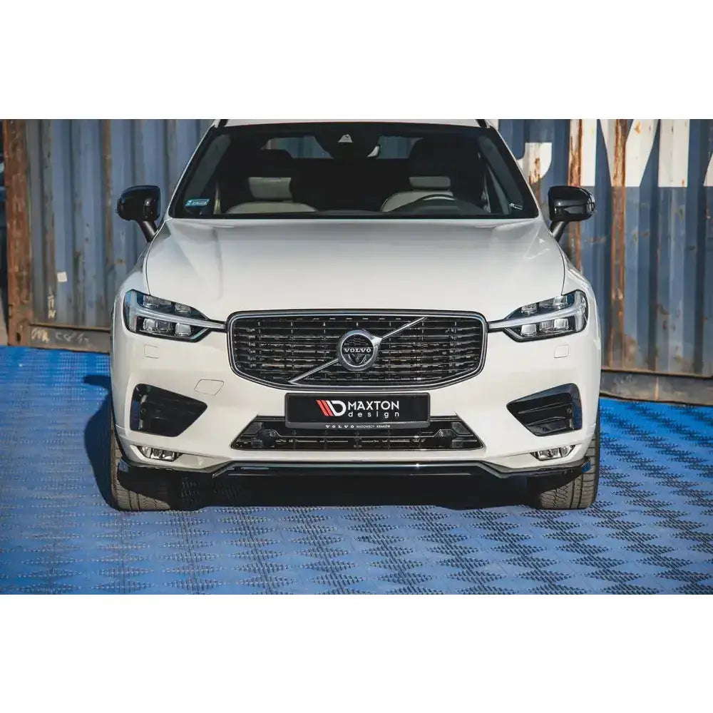 Frontspoiler på Volvo XC60 Mk2 R-Design, hvit bil med sort grill og Maxton Design-logo foran.