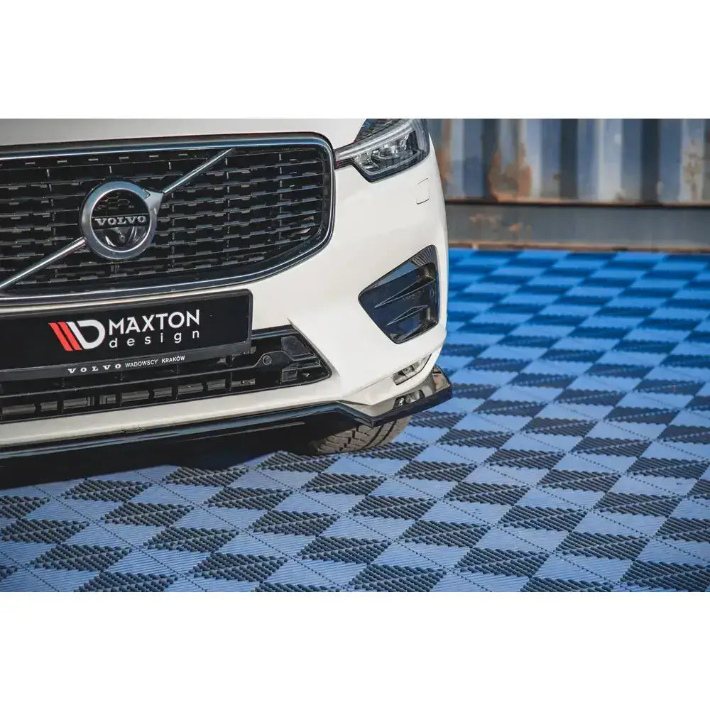 Front splitter på Volvo XC60 Mk2 R-Design, nærbilde av hvit bil med sort grill og detaljer.