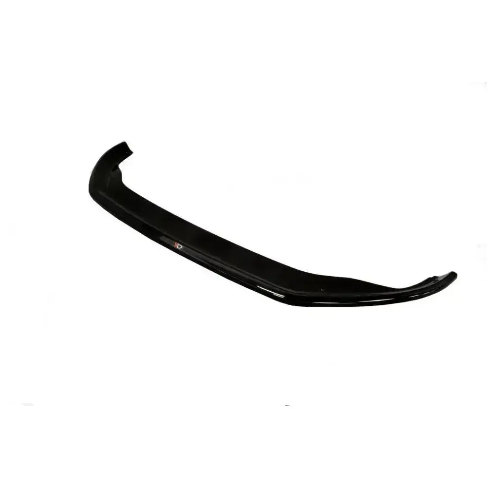 Front lip til V.1 VW Golf VII, svart og blank med buet design, sett i skrå vinkel mot hvit bakgrunn.