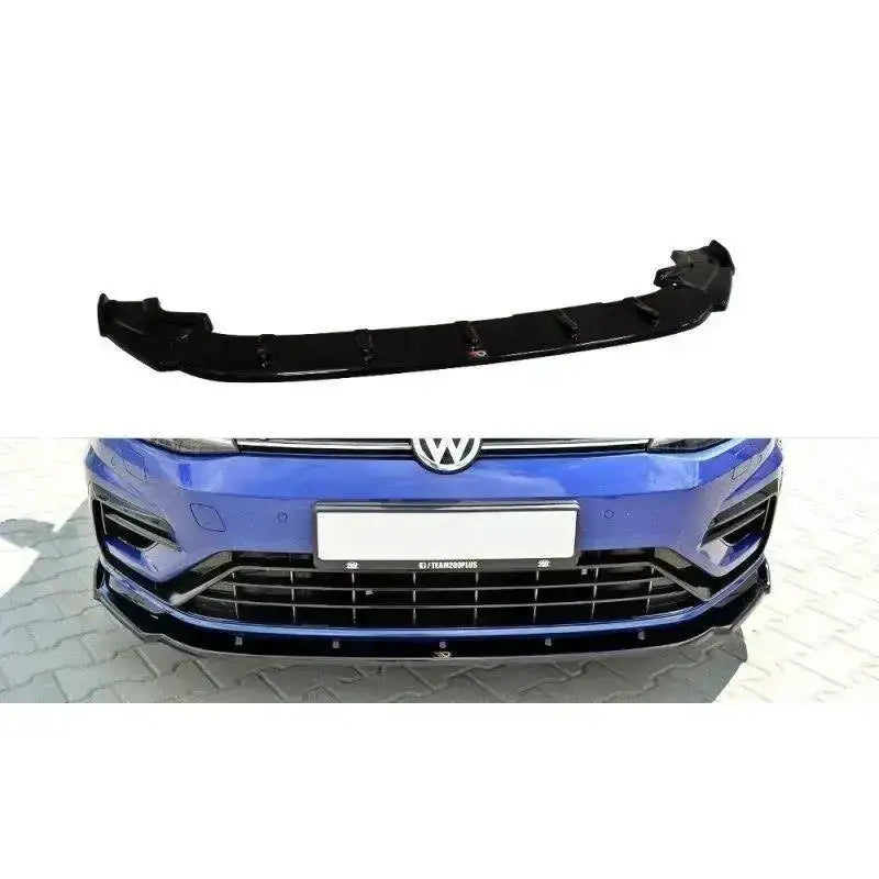 Frontleppe V.1 til VW Golf VII R facelift, sort plast montert nederst på blå bils frontfanger.