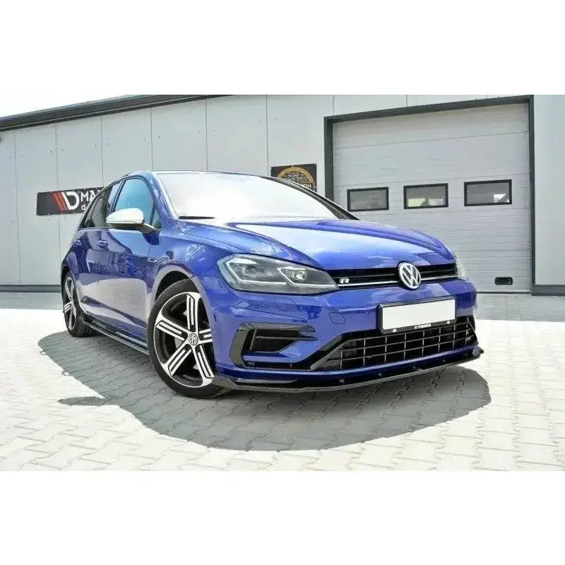 Frontsplitter på blå VW Golf VII R facelift med svarte og sølvfelger foran garasjeport.