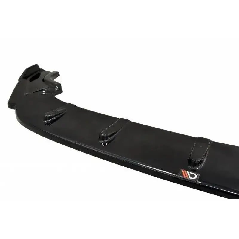 Frontspoiler til Vw Golf VII R Facelift i sort glanset plast med luftkanaler, sett skrått ovenfra.