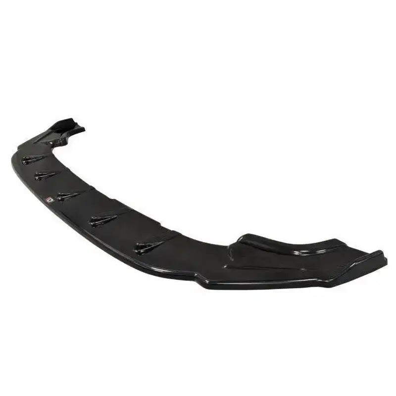 Frontsplitter til Vw Golf VII R Facelift i sort glans, sett skrått med flere vertikale finner.