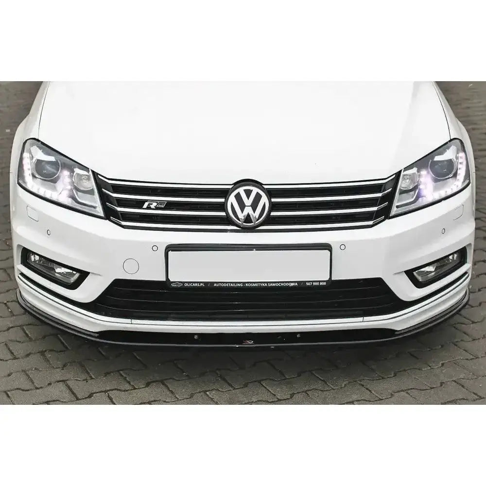 Frontsplitter på VW Passat B7 R-Line med kromdetaljer, sort grill og synlig R-line merke.