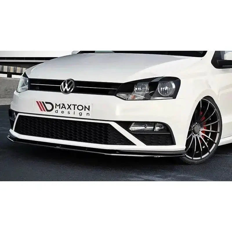 Frontspoiler til VW Polo Mk5 GTI V.1, svart, montert på hvit bil med Maxton Design-logo.