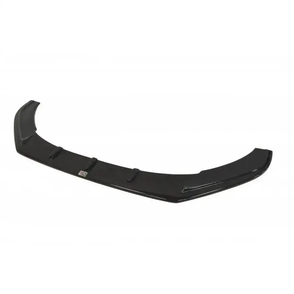 Front lip til Vw Polo Mk5 Gti V.1 i sort blank plast med logo, sett skrått ovenfra mot hvit bakgrunn.