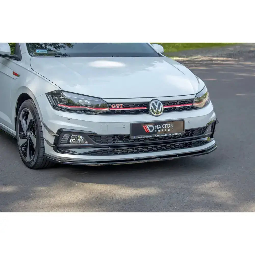 Front splitter på VW Polo Mk6 GTI med sort Maxton Design-emblem, hvit lakk og røde detaljer.