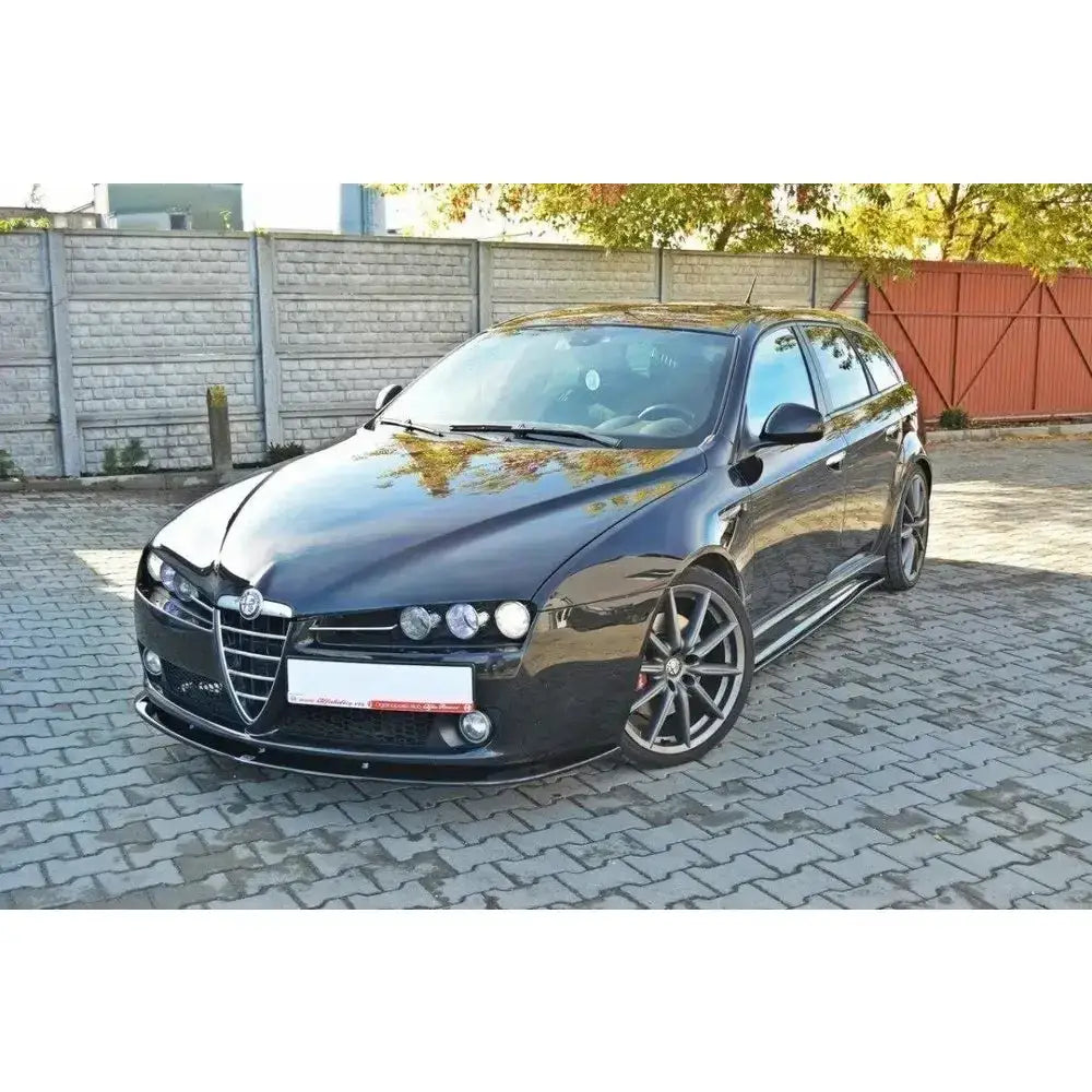 Front lip på Alfa Romeo 159 stasjonsvogn med sporty felger og lav bakkeklaring utendørs.