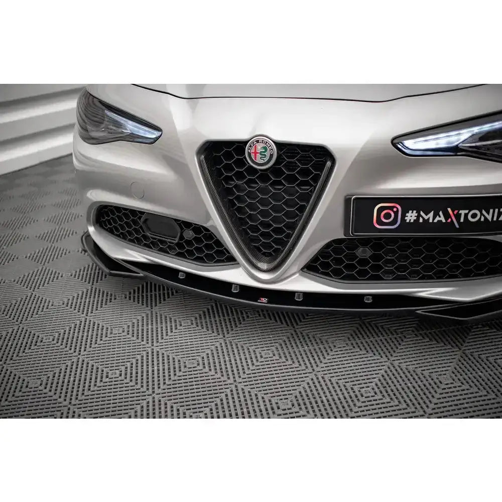 Spoiler til Alfa Romeo Giulia V.2 Sport, sort og blank under frontfanger med bikubemønstret grill.