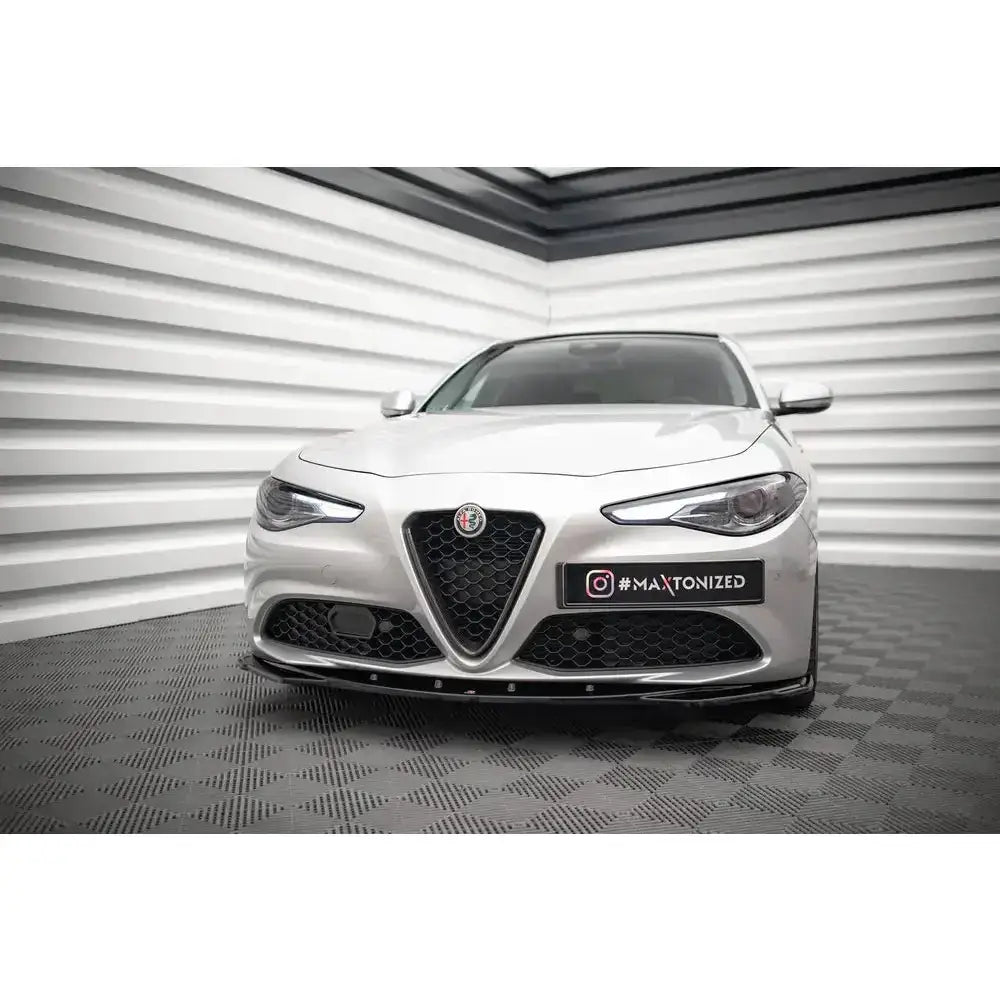 Front splitter på Alfa Romeo Giulia V.2 Sport sett forfra med sort spoiler og sekskantet grill.