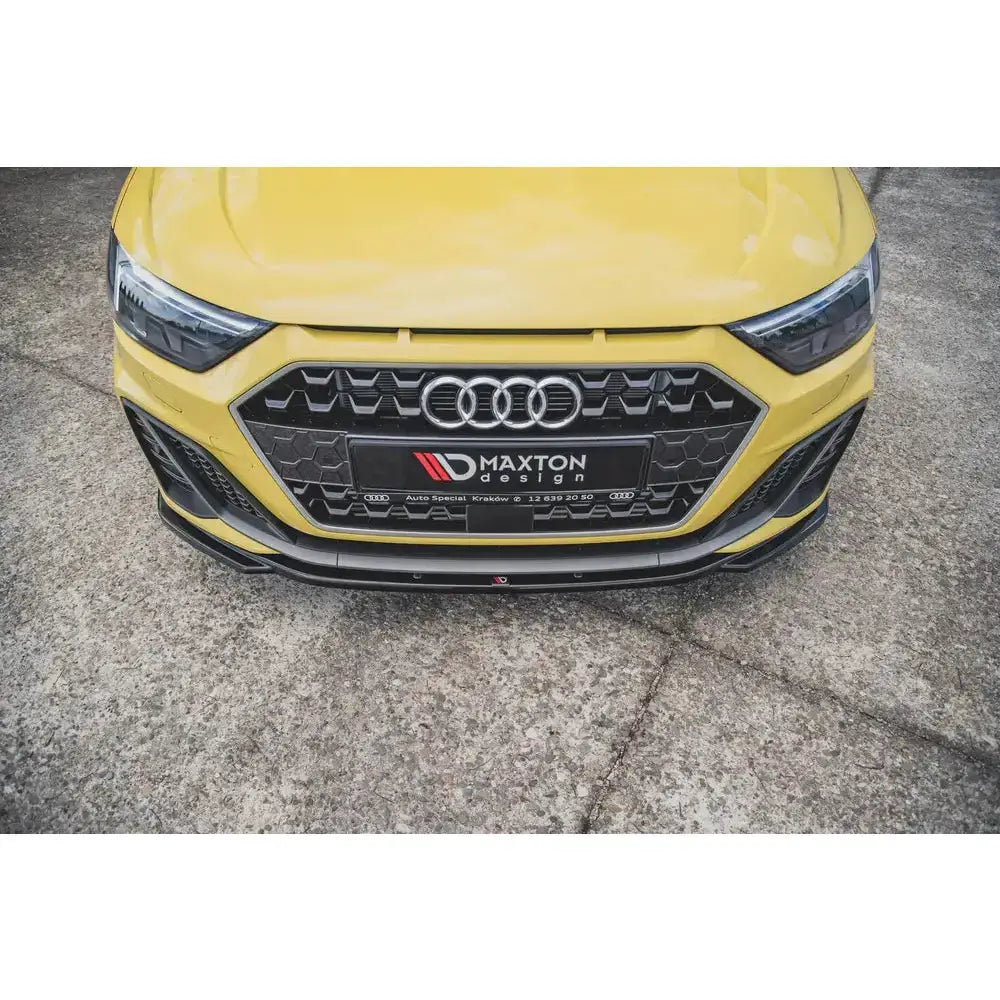 Front lip på Audi A1 S-Line GB med sort frontsplitter fra Maxton Design montert nederst på støtfanger.