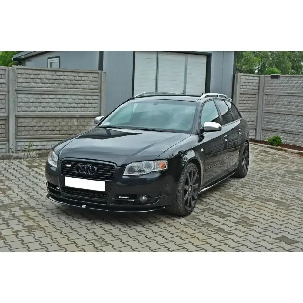 Frontsplitter på Audi A4 B7 stasjonsvogn, sort lakk, sett skrått forfra med mørke felger.